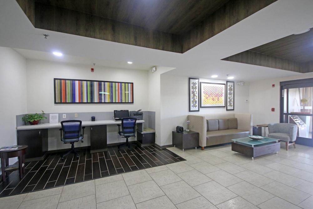 Holiday Inn Express Hotel & Suites Greensboro-East By Ihg Bagian luar foto