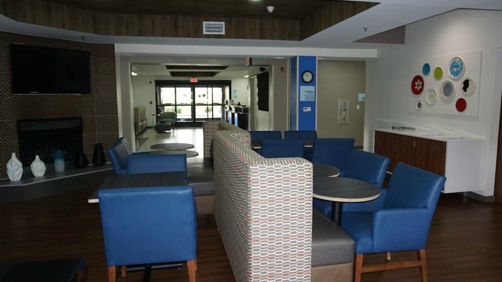 Holiday Inn Express Hotel & Suites Greensboro-East By Ihg Bagian luar foto