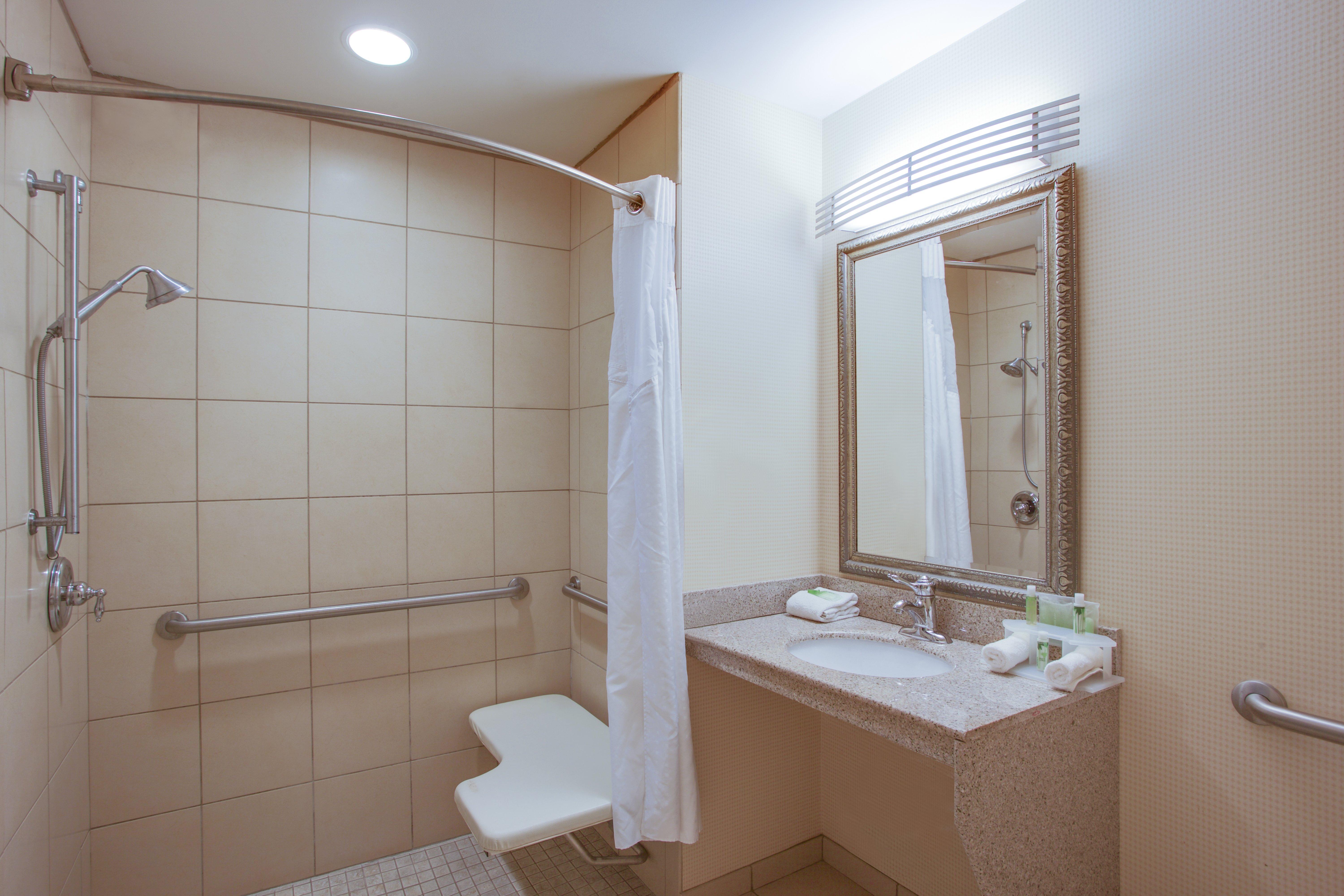 Holiday Inn Express Hotel & Suites Greensboro-East By Ihg Bagian luar foto