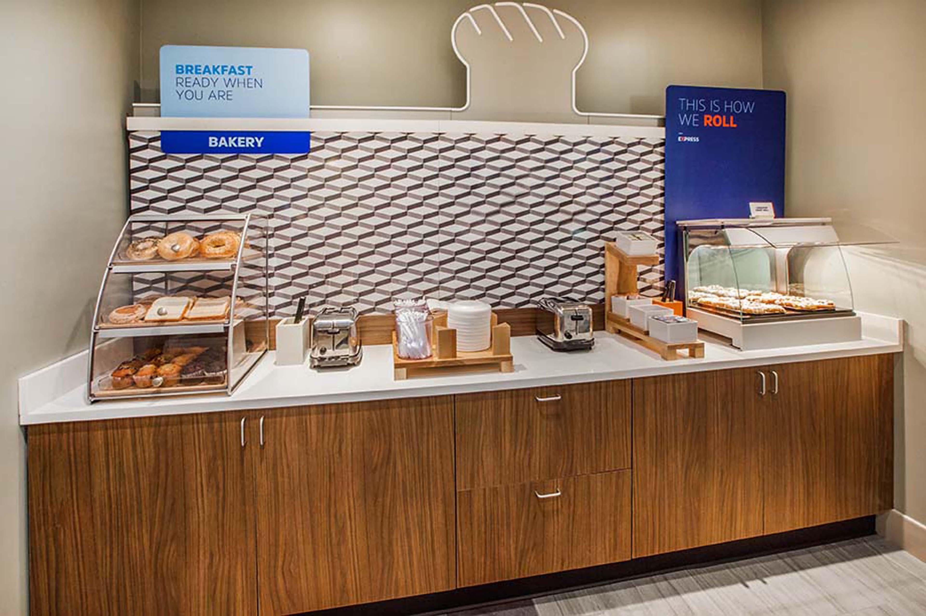 Holiday Inn Express Hotel & Suites Greensboro-East By Ihg Bagian luar foto