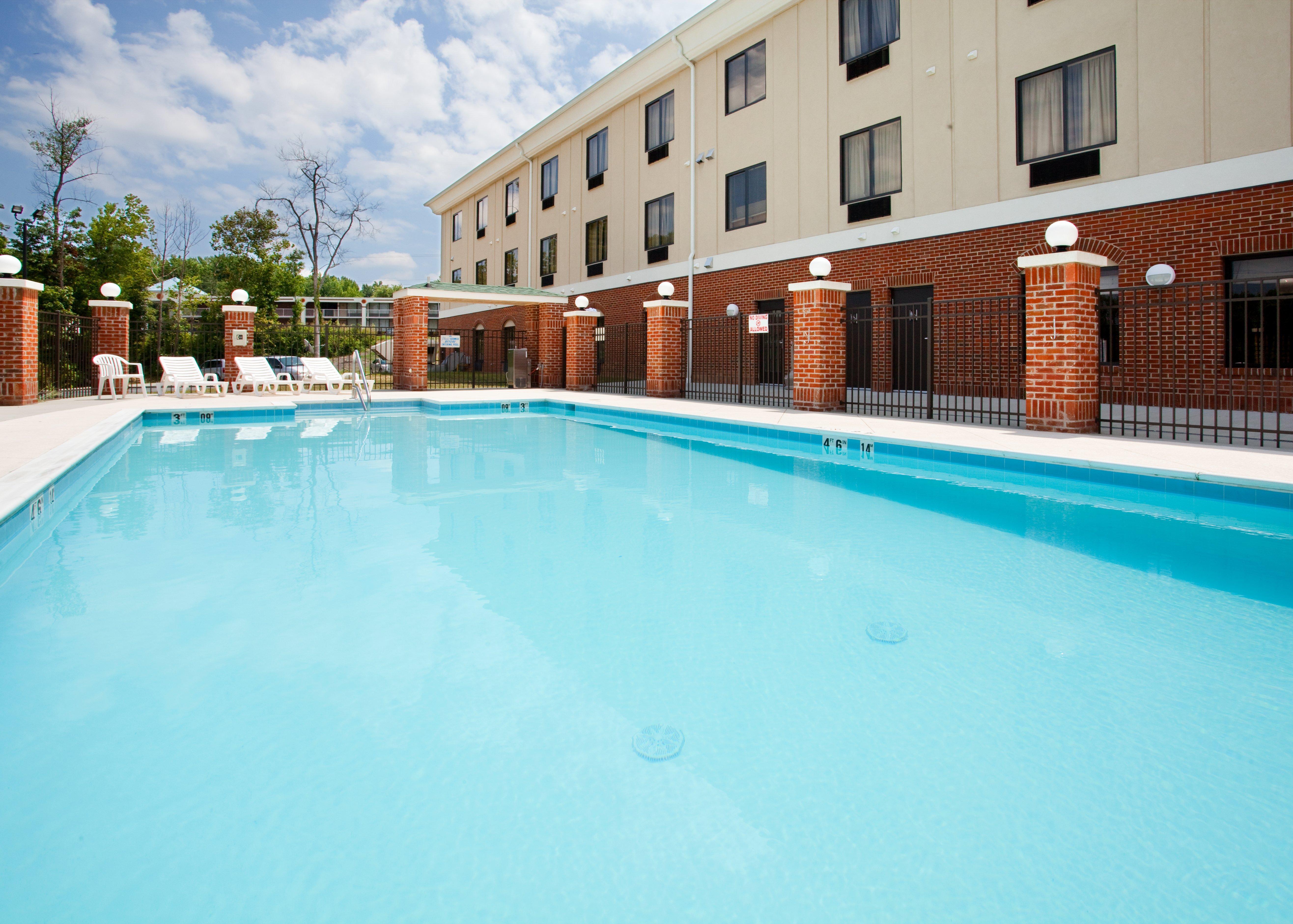 Holiday Inn Express Hotel & Suites Greensboro-East By Ihg Bagian luar foto