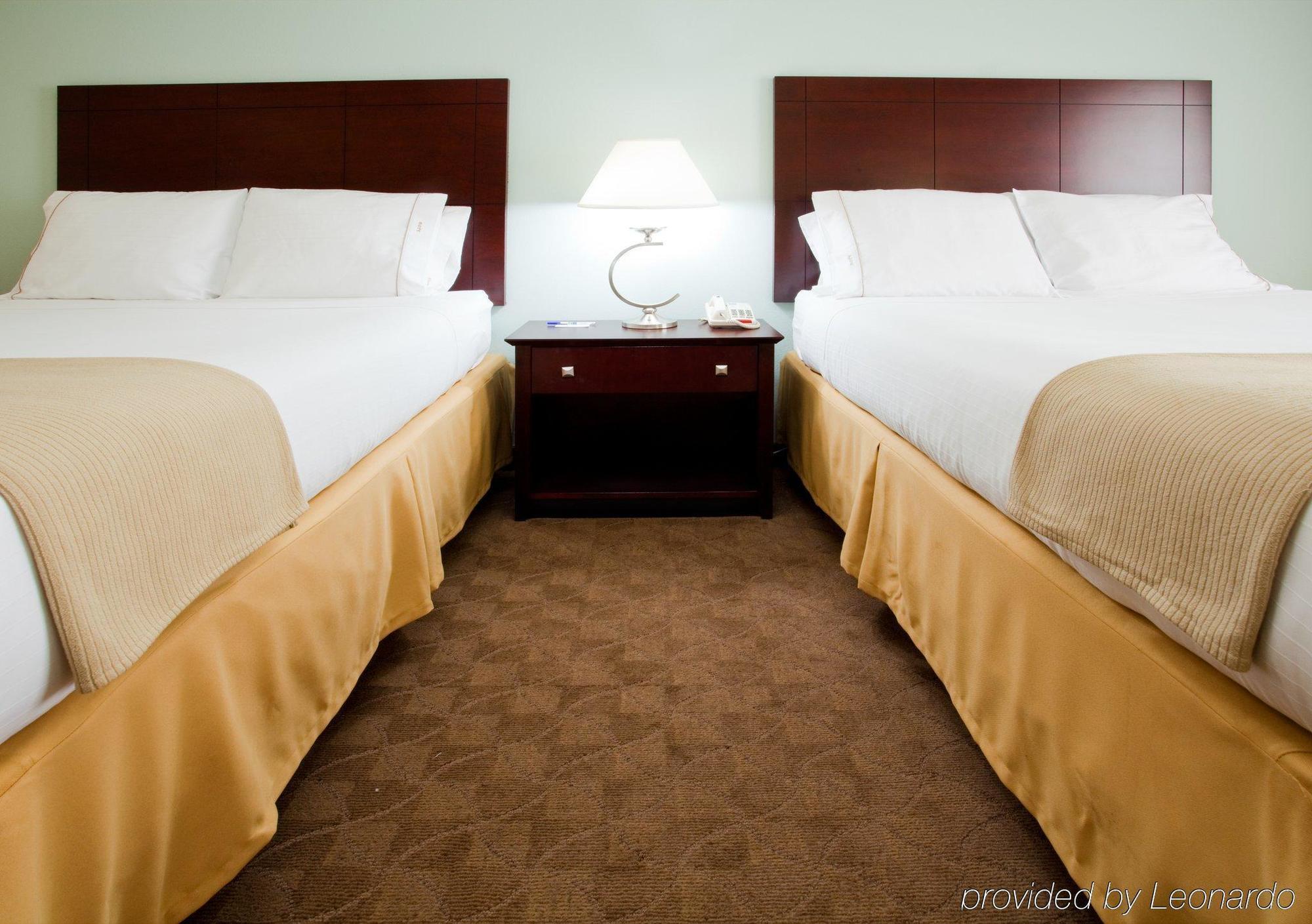 Holiday Inn Express Hotel & Suites Greensboro-East By Ihg Bagian luar foto