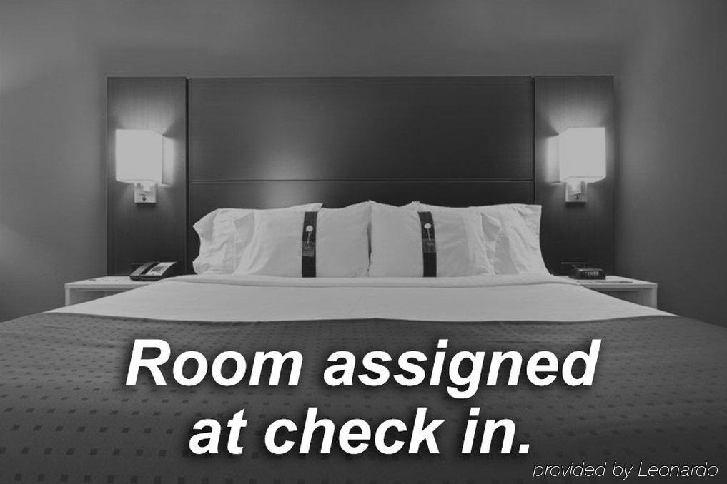 Holiday Inn Express Hotel & Suites Greensboro-East By Ihg Bagian luar foto
