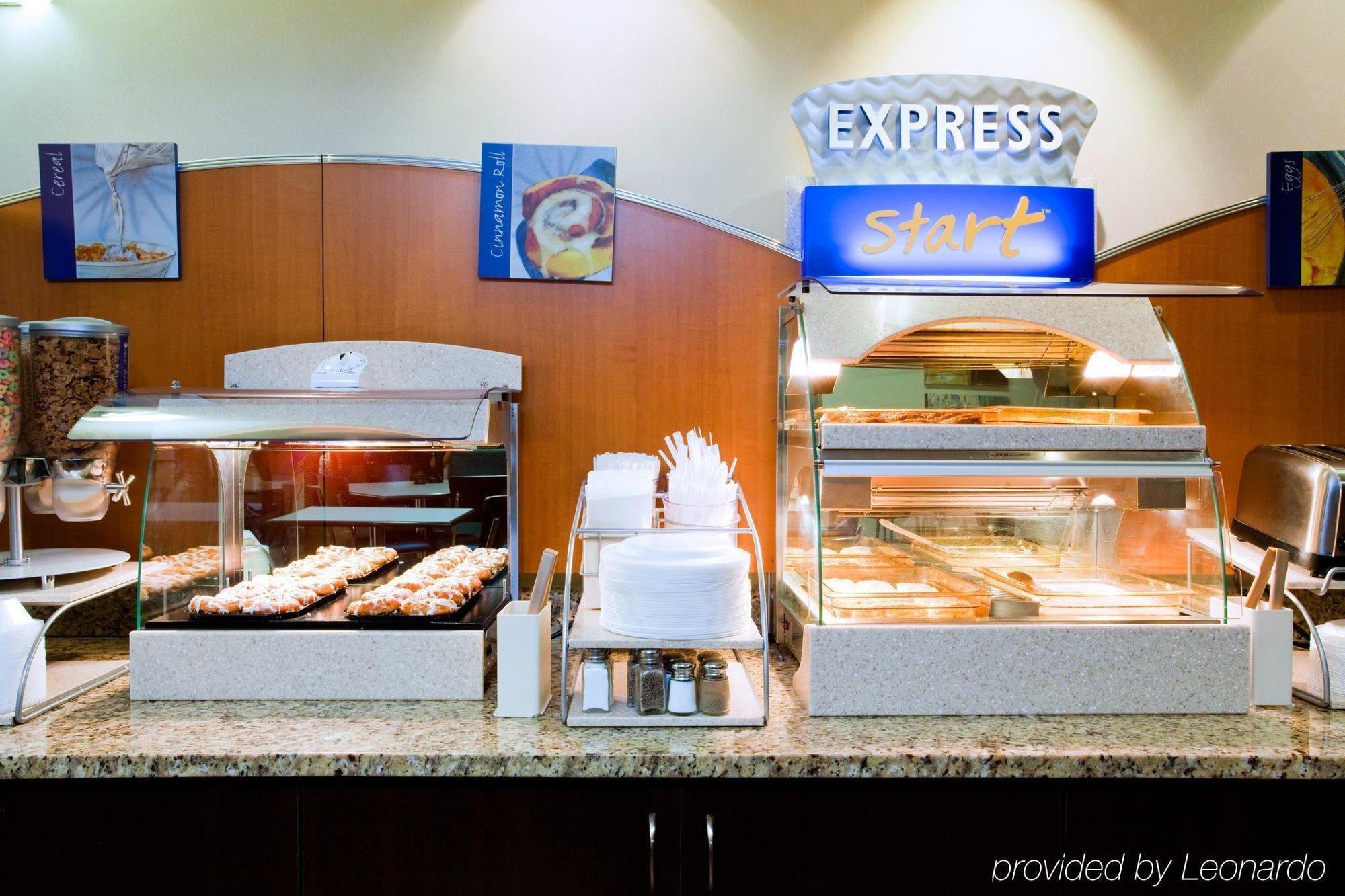 Holiday Inn Express Hotel & Suites Greensboro-East By Ihg Bagian luar foto