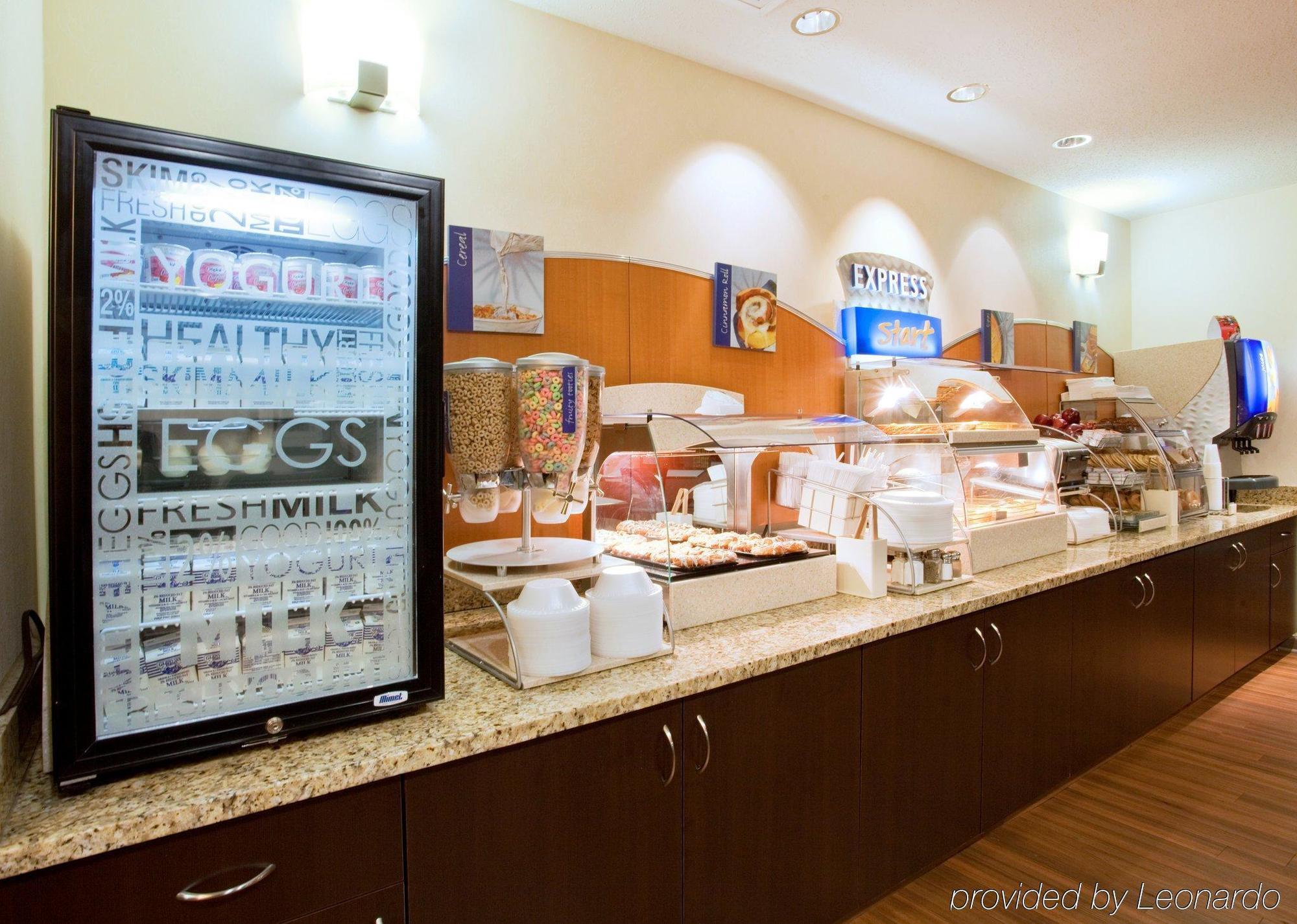Holiday Inn Express Hotel & Suites Greensboro-East By Ihg Bagian luar foto