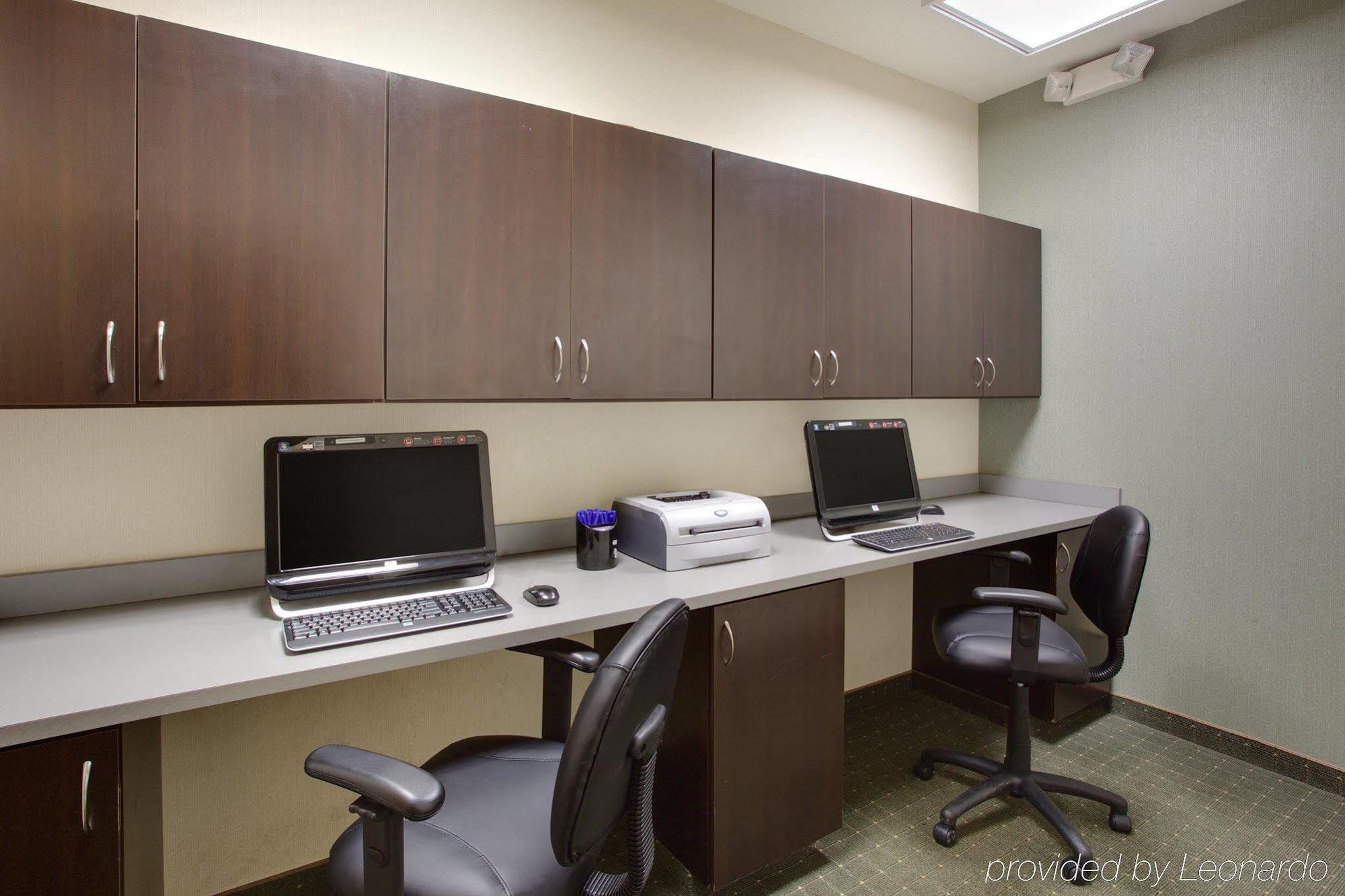 Holiday Inn Express Hotel & Suites Greensboro-East By Ihg Bagian luar foto