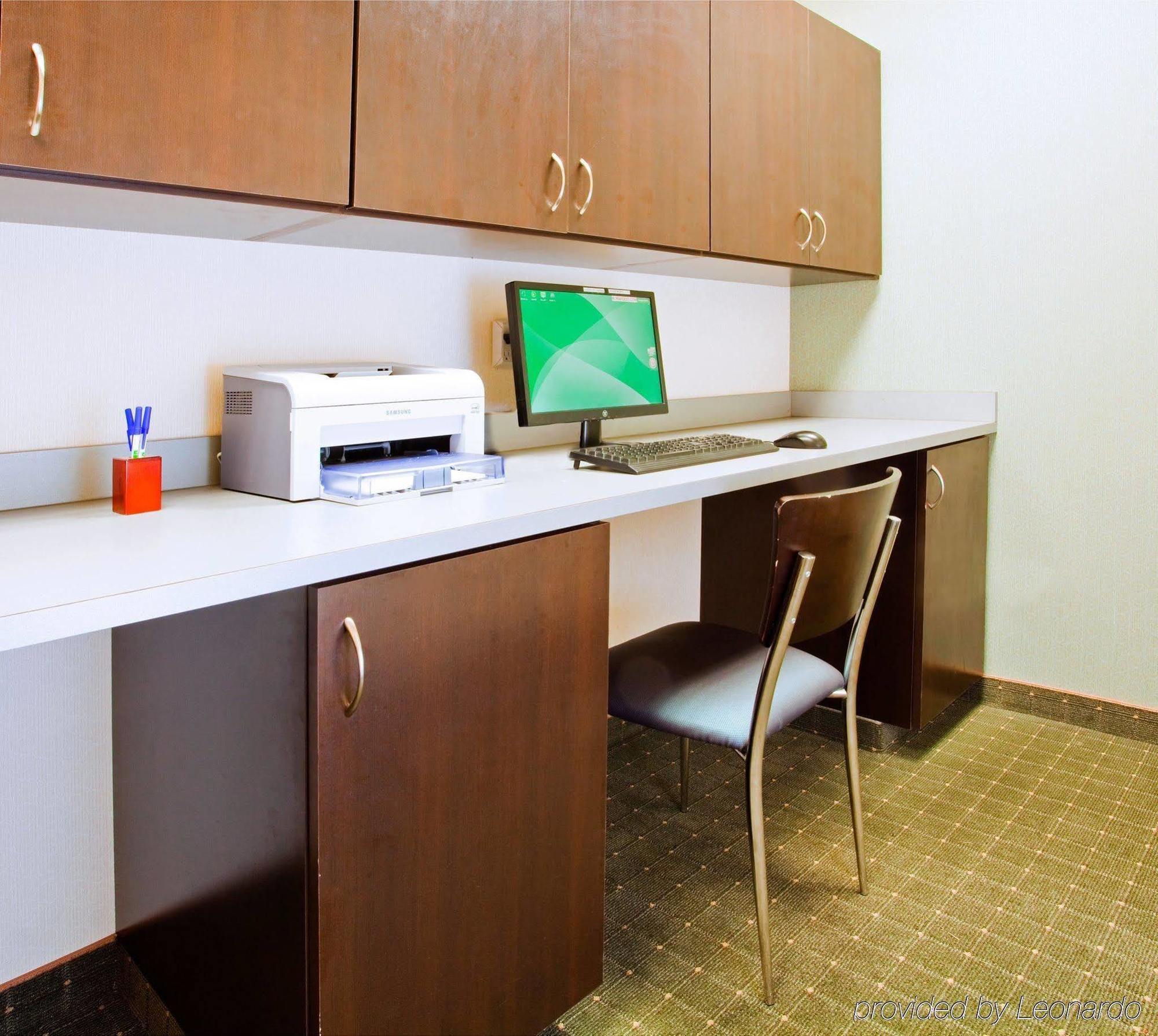 Holiday Inn Express Hotel & Suites Greensboro-East By Ihg Bagian luar foto