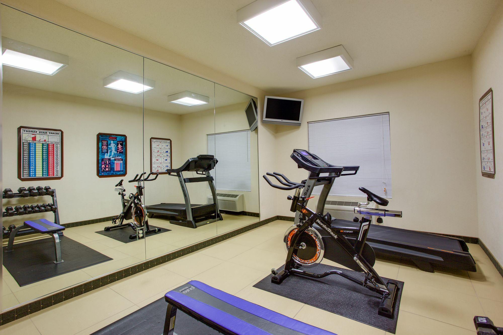 Holiday Inn Express Hotel & Suites Greensboro-East By Ihg Bagian luar foto