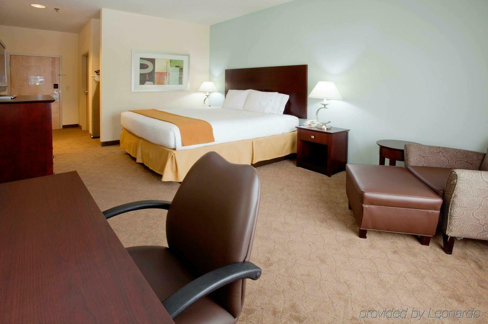Holiday Inn Express Hotel & Suites Greensboro-East By Ihg Bagian luar foto